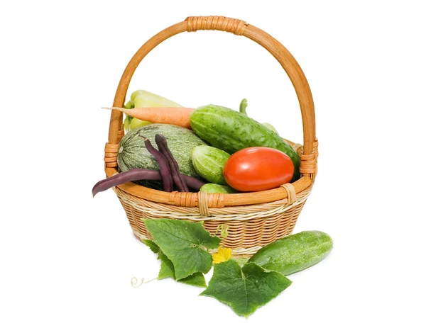 Klapperkorb mit Gemüse isoliert auf weiß — Stockfoto