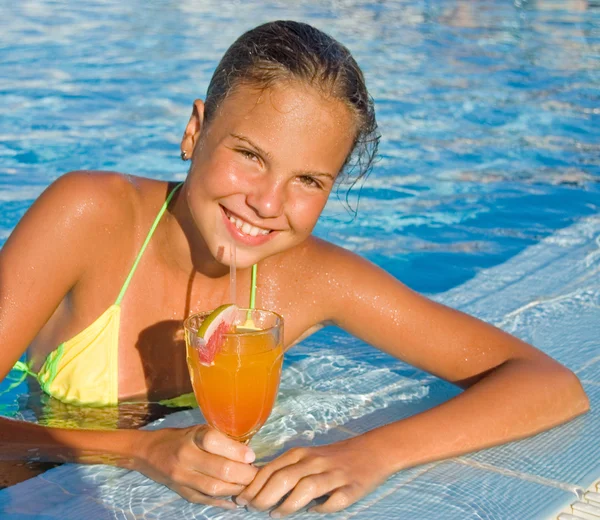 The girl with a cocktail at pool — Stock Photo, Image