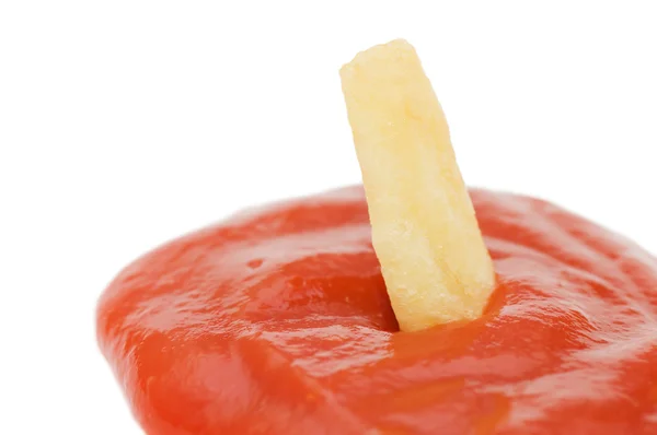 Batata livre em ketchup isolado sobre fundo branco — Fotografia de Stock