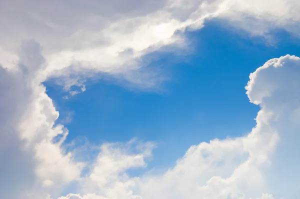 Краса блакитні хмари неба — стокове фото