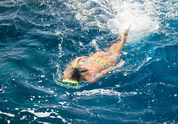 Das Mädchen schwimmt in einer Maske im Meer — Stockfoto