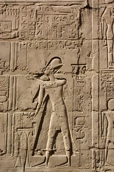 Jeroglíficos egipcios. Patrón de Templo de Karnak, ubicación: Luxor, Egipto —  Fotos de Stock