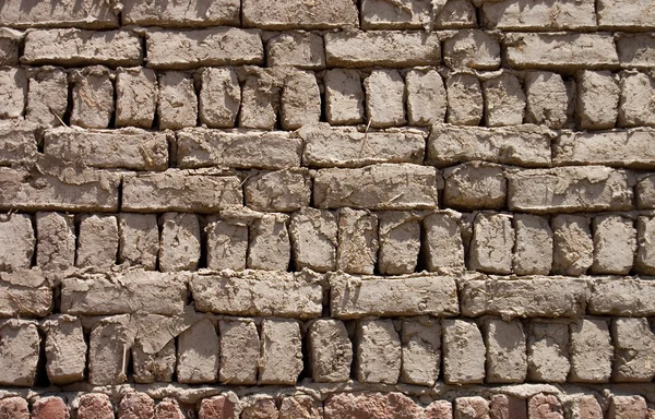 Ściana z cegieł glinianych jako tło — Zdjęcie stockowe