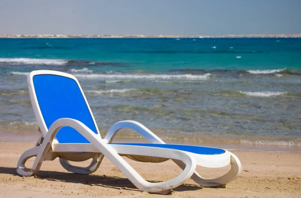 Chaise lounge blu scuro al mare — Foto Stock