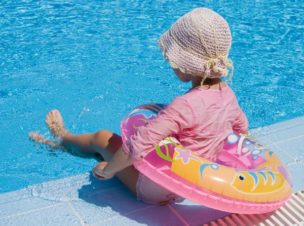 Dziewczyna z nadmuchiwane koło przy basenie — Zdjęcie stockowe