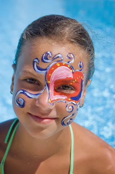 Dziewczyna z farbą na jego twarzy w basenie — Zdjęcie stockowe