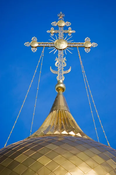 Cupola e croce su un tempio cristiano — Foto Stock