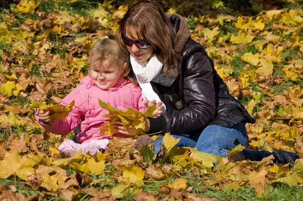 Мама с дочерью в осеннем парке — стоковое фото