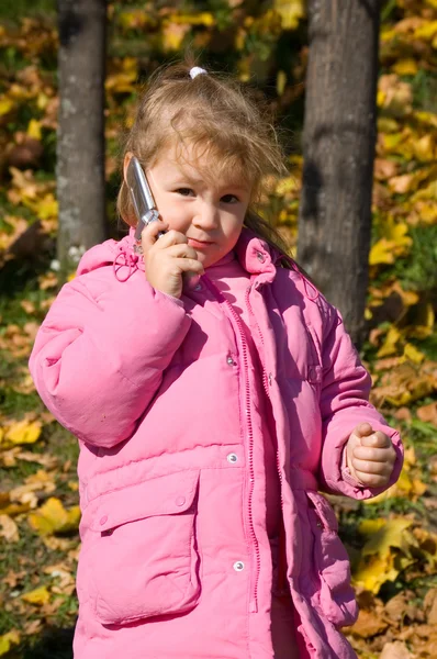 Маленькая девочка разговаривает по сотовому телефону — стоковое фото
