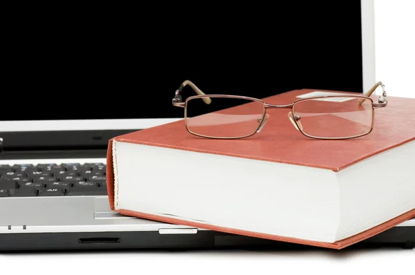 Occhiali e libri sul computer portatile — Foto Stock