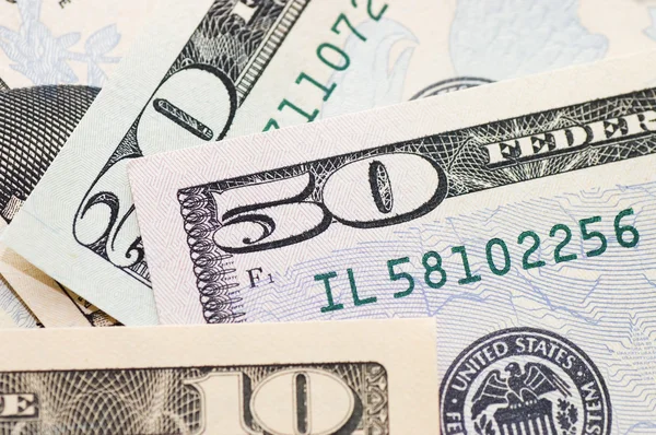 Człowiek Określa pusty pokładziekilkuset dolarów banknotów, na białym tle — Zdjęcie stockowe