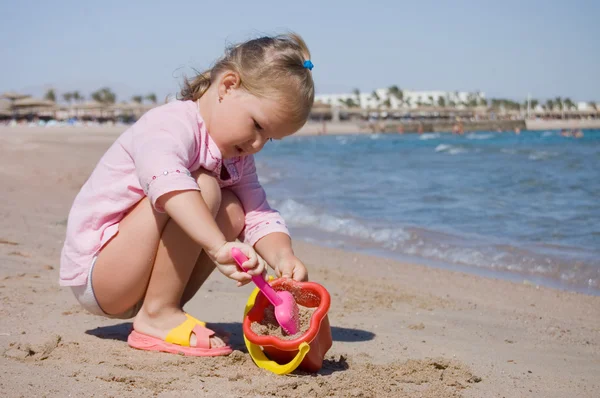 La bambina gioca sulla costa — Foto Stock