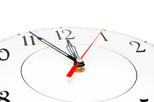 Белые часы, показывающие время около девяти изолированных — стоковое фото