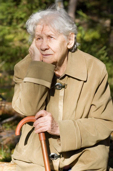 Belo retrato de uma mulher mais velha ao ar livre — Fotografia de Stock