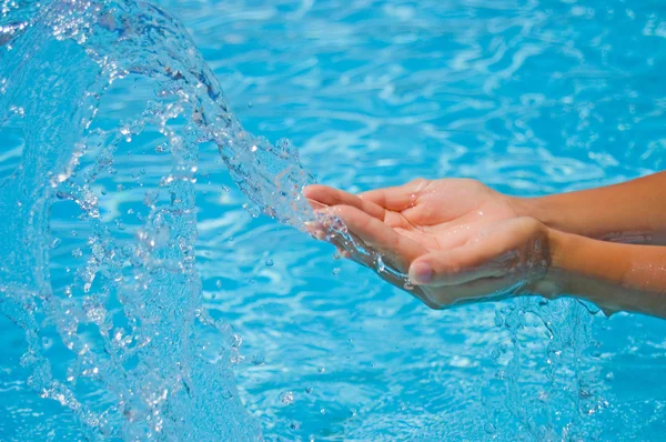 女性の手と水の飛散 — ストック写真