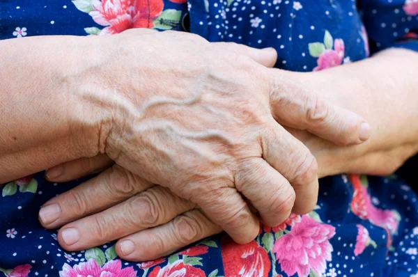 歳の女性の手 — ストック写真
