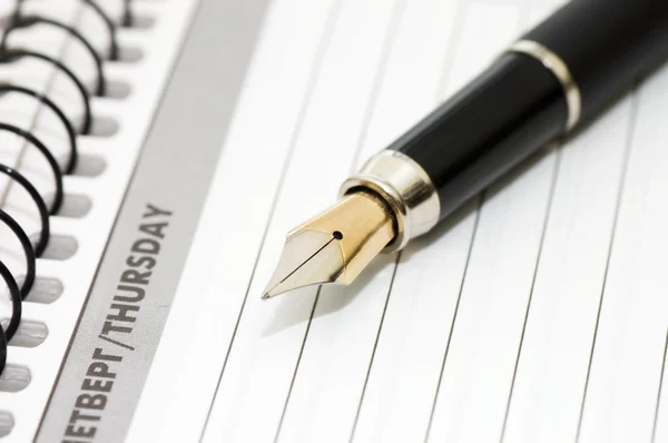 Элегантная перьевая ручка на бумаге с обрезкой — стоковое фото