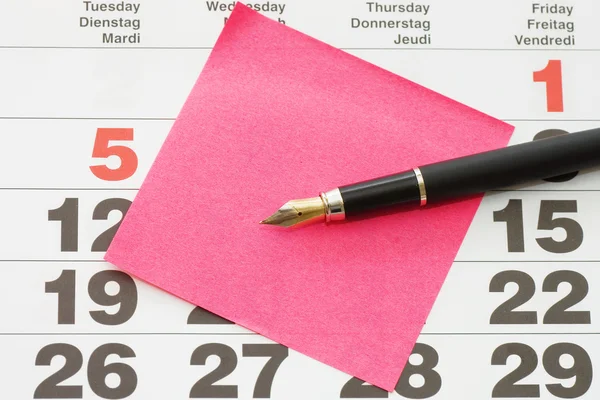 Chiudere la nota post-it sul calendario — Foto Stock