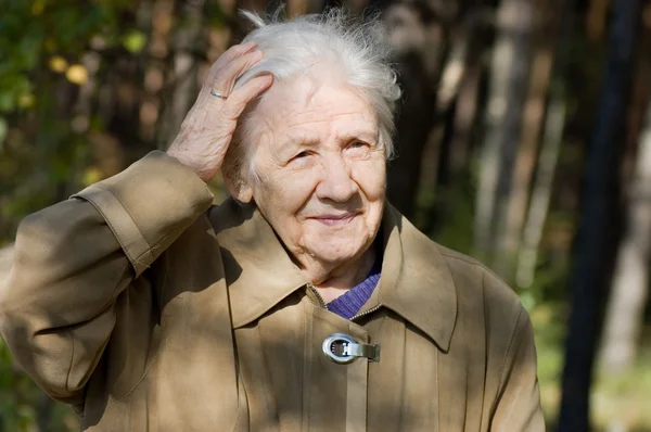 Internetové jazykové rozmanitosti konceptkrásný portrét starší ženy venku — Stock fotografie