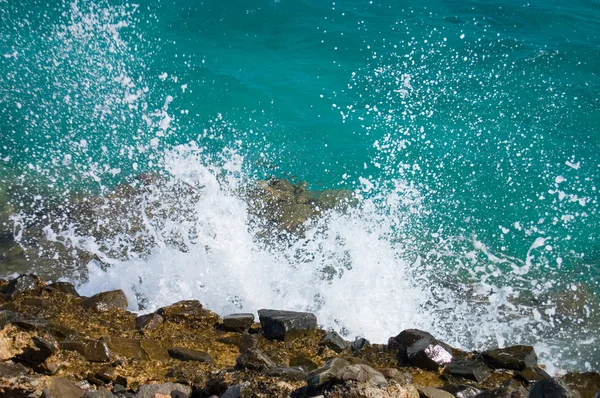 Les vagues se brisent sur les pierres — Photo