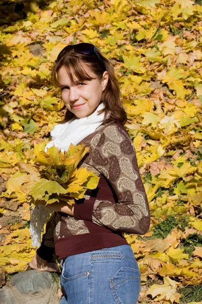 Το όμορφο κορίτσι με το φθινόπωρο τα φύλλα — Φωτογραφία Αρχείου