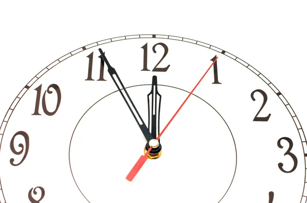 Белые часы, показывающие время около девяти изолированных — стоковое фото