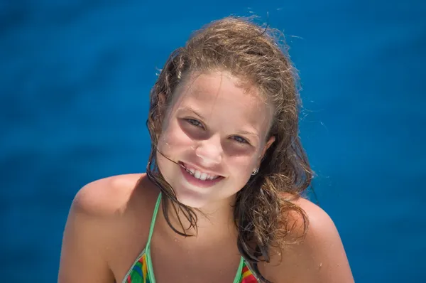 Das glückliche Mädchen gegen das Meer — Stockfoto