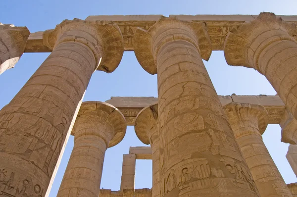 Columnas en el templo de Karnak, Luxor, Egipto — Foto de Stock