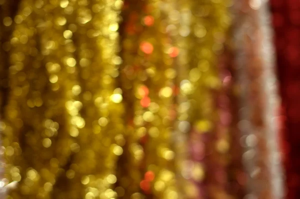 Cadeia de Natal dourado no fundo bokeh — Fotografia de Stock