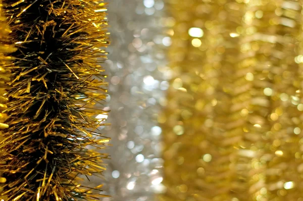 散景背景上的金色圣诞链。 — 图库照片
