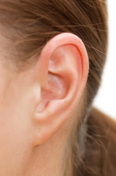 Primer plano de un oído humano — Foto de Stock