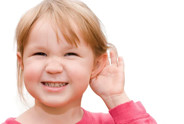 小さな女の子を耳に白い背景で隔離 — ストック写真