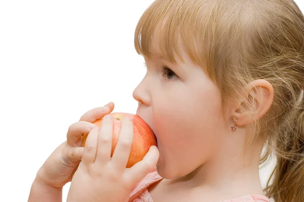 Küçük kız bir elma yiyor. — Stok fotoğraf