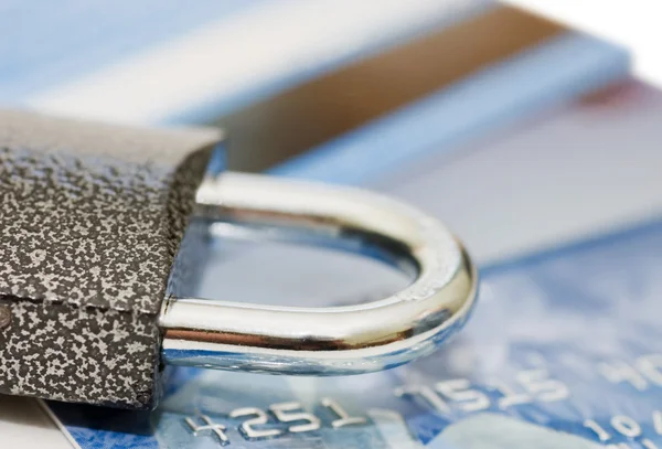 Πιστωτική κάρτα και κλειδαριά - έννοια ασφάλειας — Φωτογραφία Αρχείου