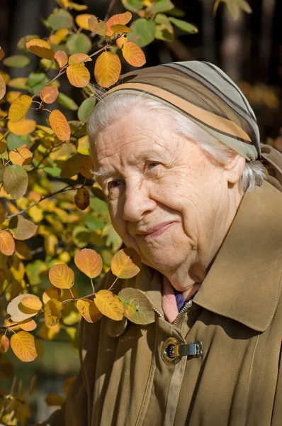 Beautiful portrait of an elder woman outdoors — Stock Photo, Image
