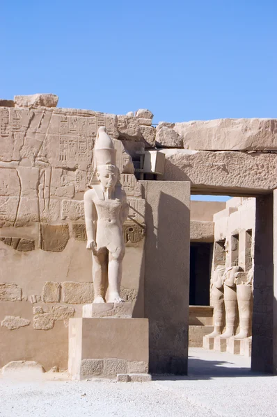 Oude farao standbeeld en kolom op achtergrondverlichting hemelachtergrond — Stockfoto