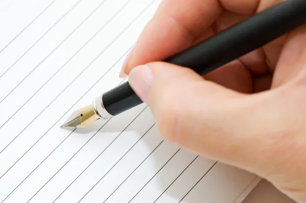 Un stylo plume et un document — Photo