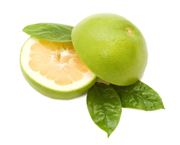 Verse sappige grapefruits met groene bladeren. geïsoleerd op witte achtergrond — Stockfoto