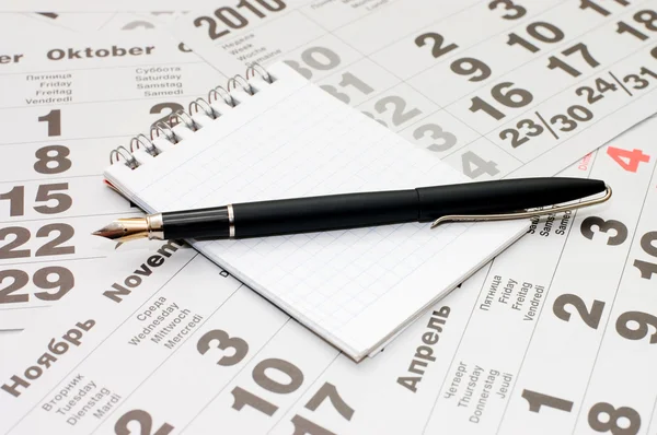 Fountain Pen and blank spiral bound notepad — Stock Photo, Image