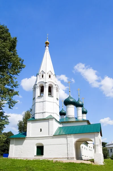 Вид на старую церковь в Ярославле — стоковое фото