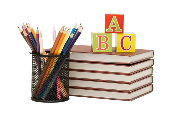 Вернуться к школьной концепции с книгами и карандашами — стоковое фото