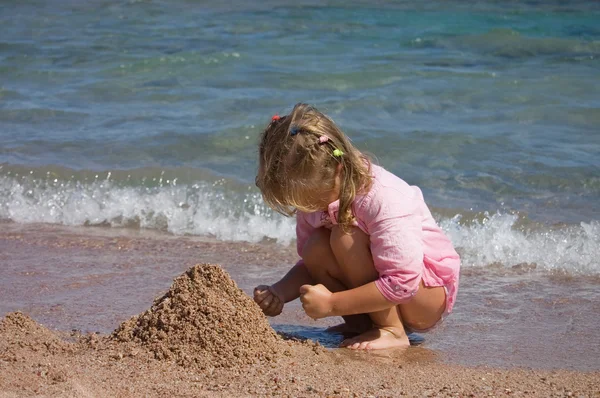 在海岸上的小女孩 — 图库照片