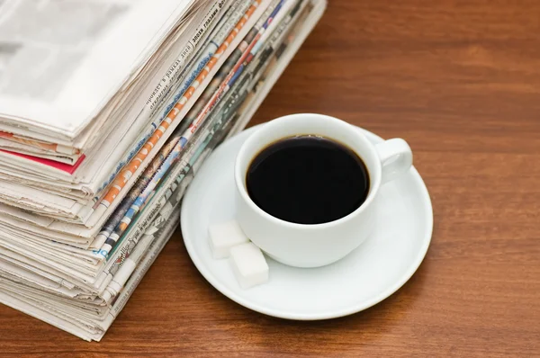 Šálek od kávy a noviny — Stock fotografie