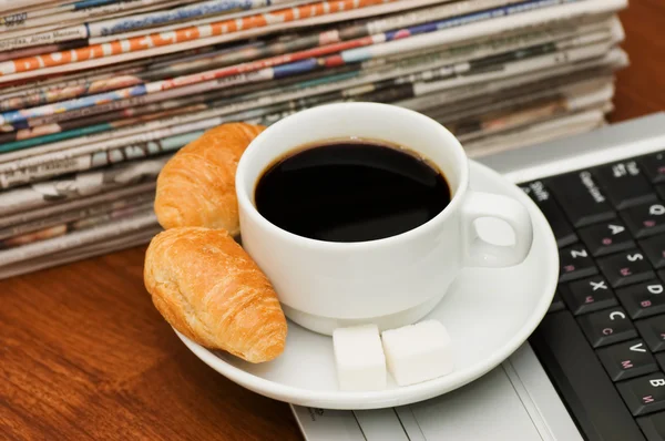 Csésze kávé és az újság — Stock Fotó