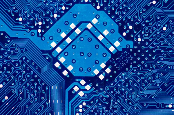 Fechar a placa de circuito de computador em azul — Fotografia de Stock