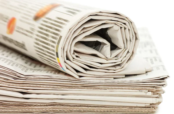 Rolle Zeitungen, isoliert auf weißem Hintergrund — Stockfoto
