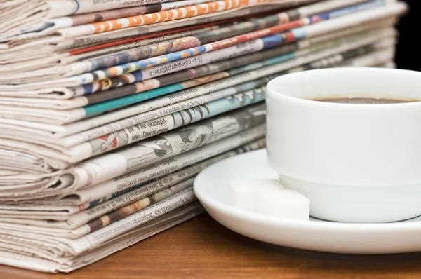 Kopje van koffie en de krant — Stockfoto