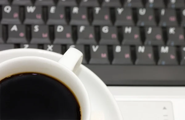 Cup from coffee on the laptop — Stock Photo, Image