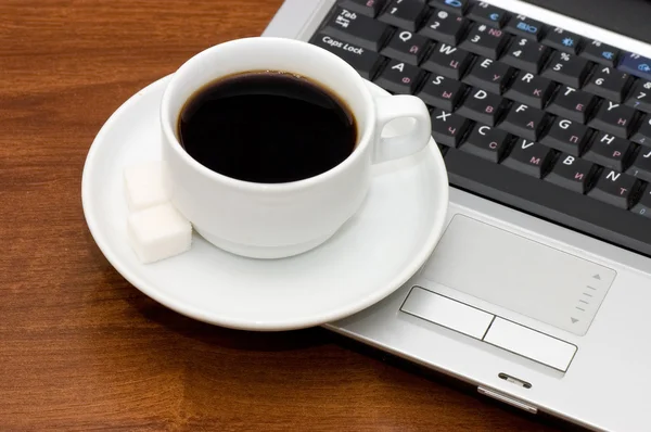 Copo de café no computador portátil — Fotografia de Stock