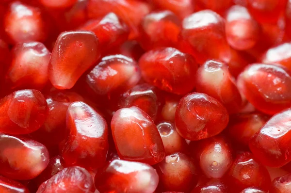 Macro van gepelde rijpe zaden granaatappel — Stockfoto